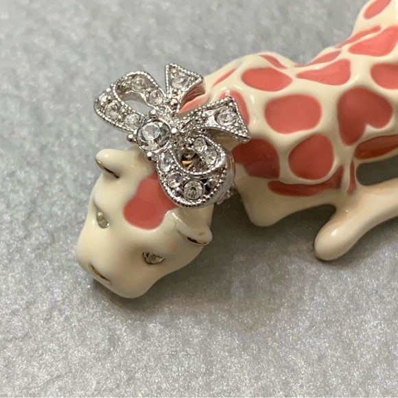 Kenneth Jay Lane Mountain Lion Enamel Brooch Pin Signed KJL - Picture 2 of 5